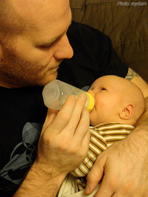 dad-bottle-feeding