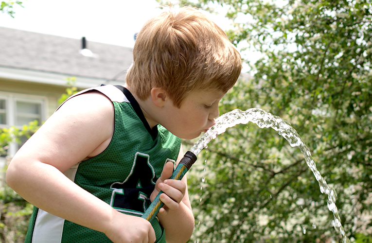 Testing the cheapest retractable water hose on ! Junk or Awesome? 